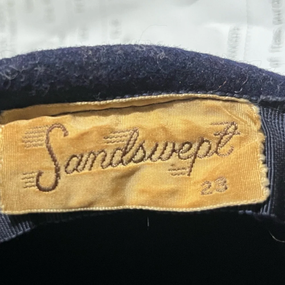 Sandswept Elegant Navy Beret with Seaturtle Pin